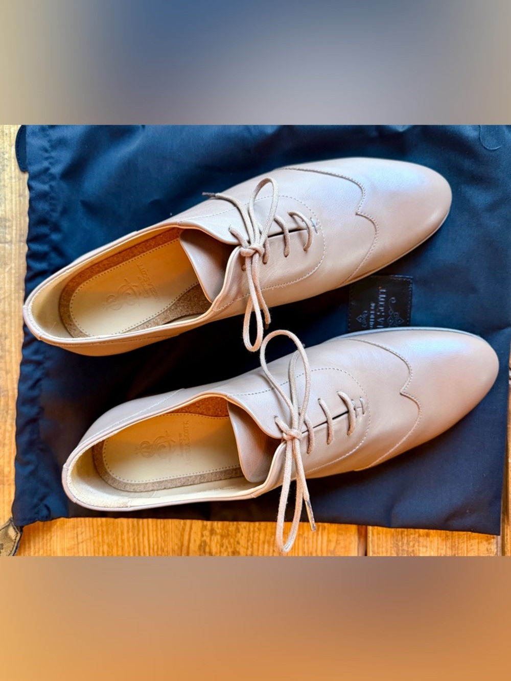 Women's Lace-Up Leather Flats in Taupe Size 11